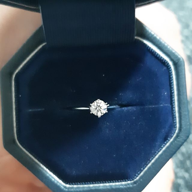 【銀座ダイヤモンドシライシの口コミ】 妻曰く、リング部はシンプルで細い線、それとダイヤモンドのたて爪のデザ…