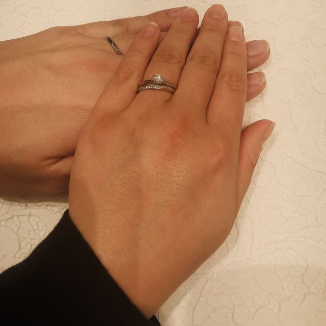 【ラザール ダイヤモンド(LAZARE DIAMOND)の口コミ】 つけ心地がとても良いです。指によく馴染みます。
ダイヤが複数付いていて…