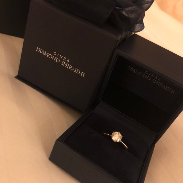 【銀座ダイヤモンドシライシの口コミ】 指輪はダイヤモンドが大きめで派手な指輪が欲しくて来店しました。
ダイヤ…