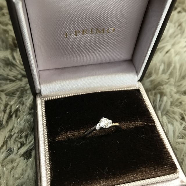 【アイプリモ(I-PRIMO)の口コミ】 大きなダイヤの横にそれぞれ１つづつ小さなダイヤが付いていてとてもおし…