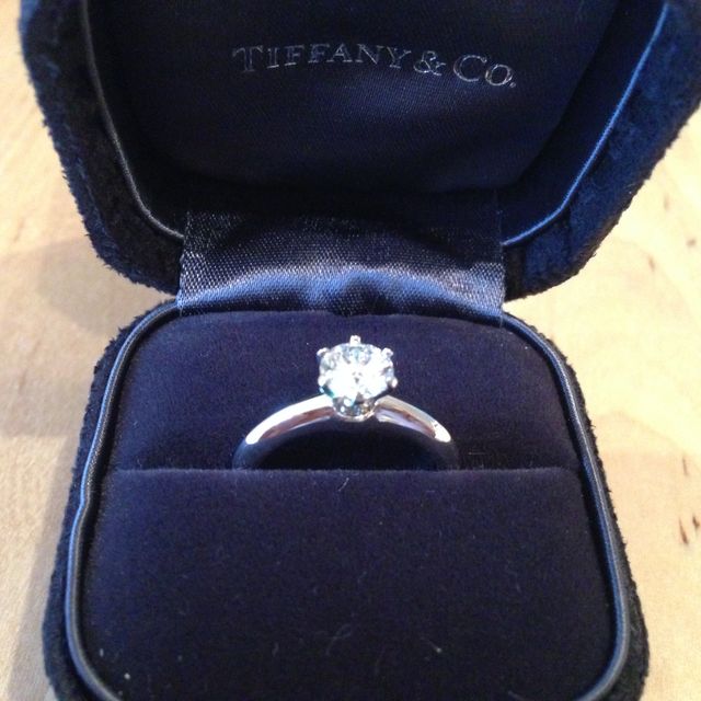 【ティファニー(Tiffany & Co.)の口コミ】 婚約指輪は絶対にティファニーセッティングの一粒ダイヤと決めていました…