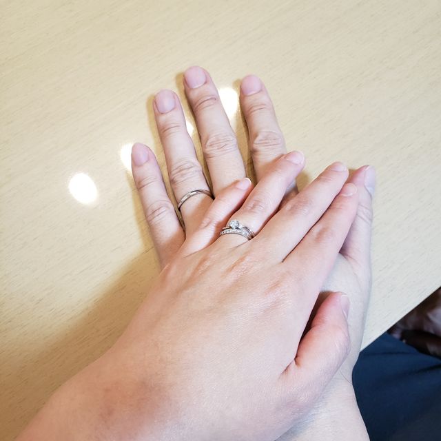 【HOSHI no SUNA 星の砂(ほしのすな)の口コミ】 短い指なのですらっと見えるウェーブタイプ、婚約指輪との重ね付けがしや…