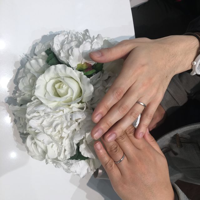 【4℃ BRIDAL(ヨンドシーブライダル)の口コミ】 シンプルだけど少し個性があるようなデザインがよくて、二人ともウェーブ…