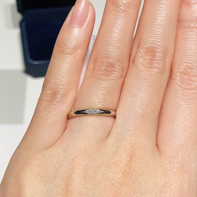 【銀座ダイヤモンドシライシの口コミ】 細身かつシンプルで、丸みを帯びているいるのでつけ心地がとても良かった…