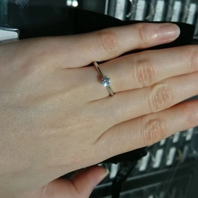 【銀座ダイヤモンドシライシの口コミ】 センターのダイヤモンドをしっかりと支える台座の部分もオシャレなデザイ…