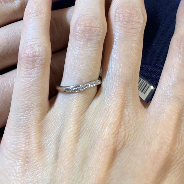 【銀座ダイヤモンドシライシの口コミ】 細かいダイヤが埋め込まれているため、通常のシンプルなプラチナの指輪よ…