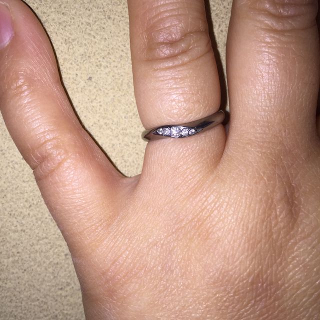 【ATTUNE(アテューン)の口コミ】 婚約指輪はなしで結婚指輪だけにしたのでシンプル過ぎ無いものそして傷が…