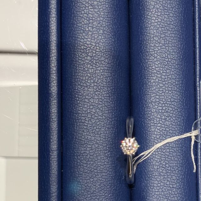 【銀座ダイヤモンドシライシの口コミ】 婚約指輪のため、大きなダイヤが一つついている王道デザインの指輪を探し…