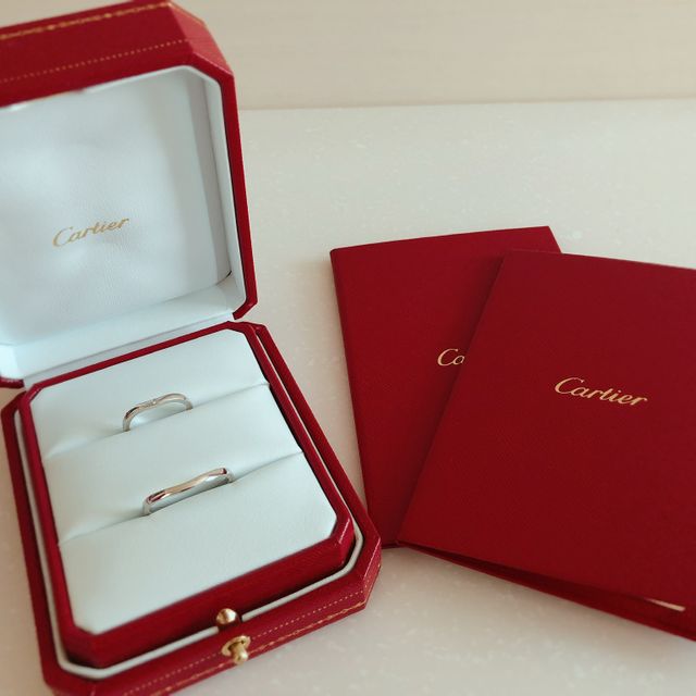 【カルティエ(Cartier)の口コミ】 定番ですが、憧れのカルティエにしました。
一生つけるものなので、飽きな…