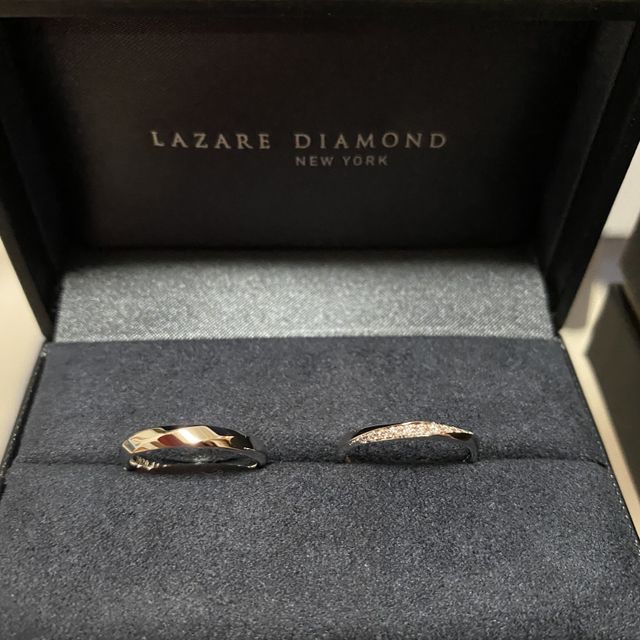 【ラザール ダイヤモンド(LAZARE DIAMOND)の口コミ】 ストレートが好みで、ベルベデーレでペアにしようか悩みました。
私は指が…