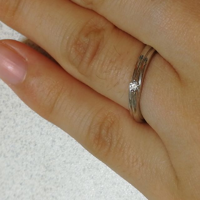 【銀座ダイヤモンドシライシの口コミ】 まずダイヤモンドのきらめきがすごかったです。当初はかわいらしい指輪を…