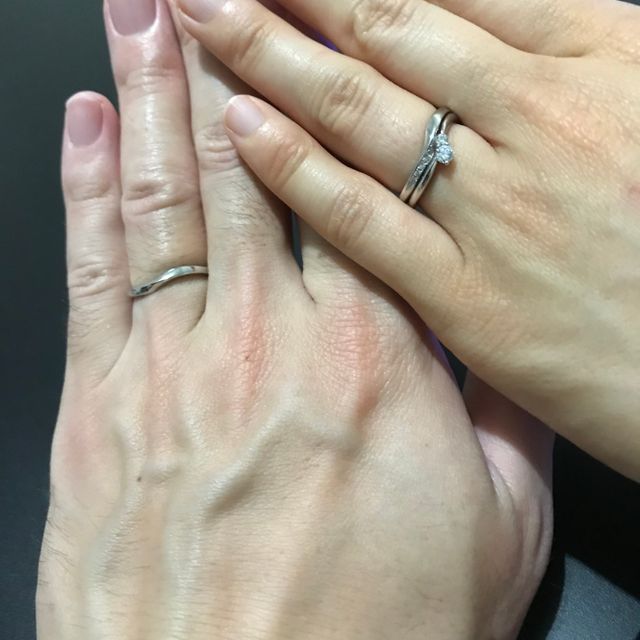 【ケイウノ ブライダル(K.UNO BRIDAL)の口コミ】 ウェーブのある結婚指輪に２つのダイヤがついた婚約指輪のセットです。女…