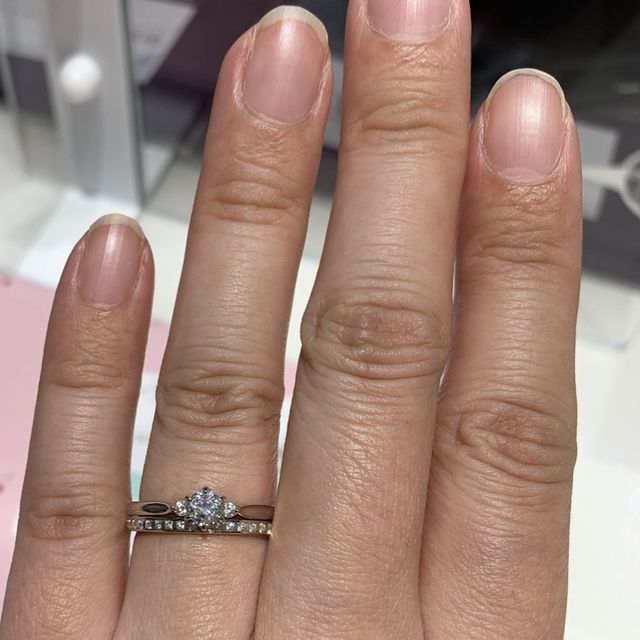 【俄(にわか)の口コミ】 結婚指輪のかれんです。エタニティリングを毎日付けるのは派手すぎるかな&…