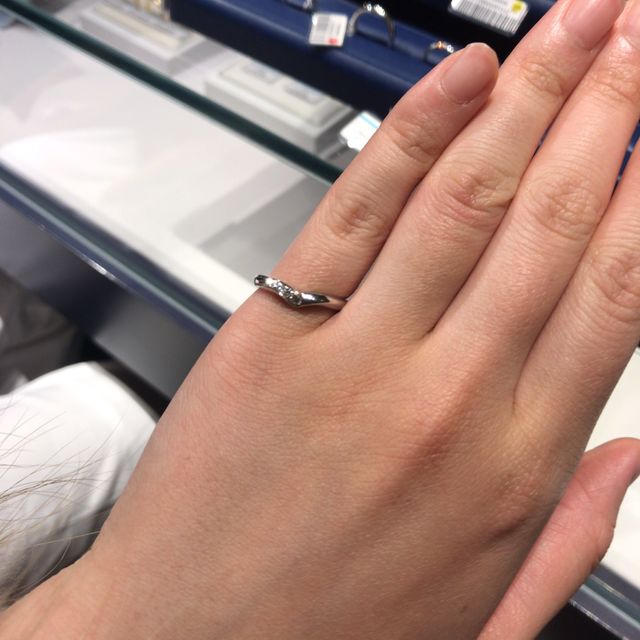 【銀座ダイヤモンドシライシの口コミ】 婚約指輪と重ね付けできるV字、職場での制限がないので、結婚指輪だけつけ…