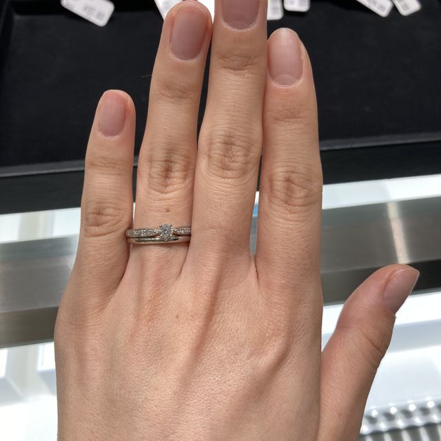 【ティファニー(Tiffany & Co.)の口コミ】 アームの部分にもダイヤが入った婚約指輪です。キラキラ感がたまらなく綺…