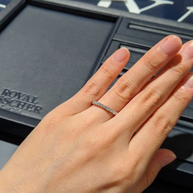 【ROYAL ASSCHER(ロイヤル・アッシャー)の口コミ】 婚約指輪として購入しました。一石の婚約指輪も憧れて試着もしましたが、…
