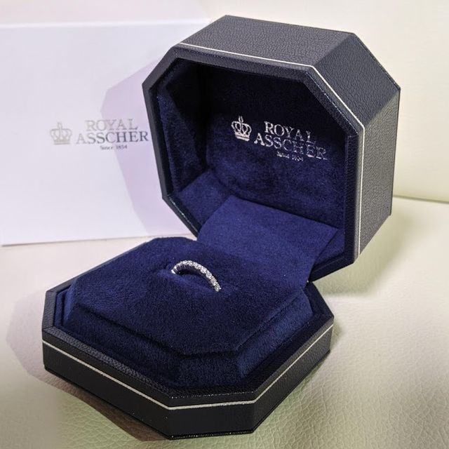 【ROYAL ASSCHER(ロイヤル・アッシャー)の口コミ】 婚約指輪として購入しました。一石の婚約指輪も憧れて試着もしましたが、…