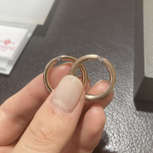 【NIESSING(ニーシング)の口コミ】 ダイヤをアームの切れ目で挟んで止めているタイプの指輪です。横から見る…