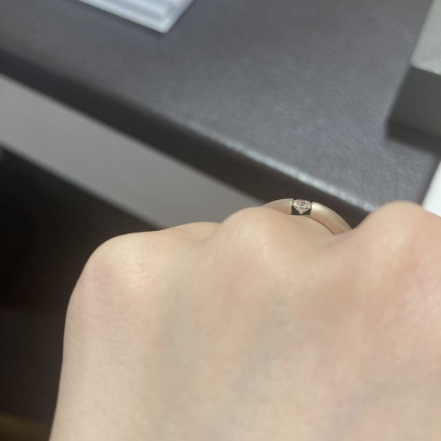 【NIESSING(ニーシング)の口コミ】 ダイヤをアームの切れ目で挟んで止めているタイプの指輪です。横から見る…