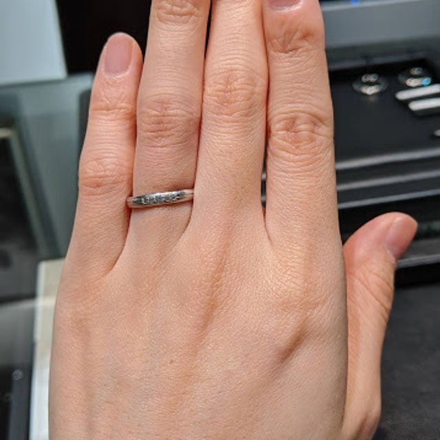 【ラザール ダイヤモンド(LAZARE DIAMOND)の口コミ】 つや消しとつやありが半分ずつになっているデザインが珍しいです。つや部…