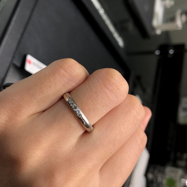 【ラザール ダイヤモンド(LAZARE DIAMOND)の口コミ】 つや消しとつやありが半分ずつになっているデザインが珍しいです。つや部…