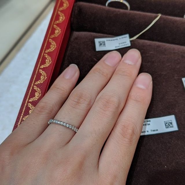 【カルティエ(Cartier)の口コミ】 婚約指輪としてエタニティリングを探していました。毎日着けられるような…