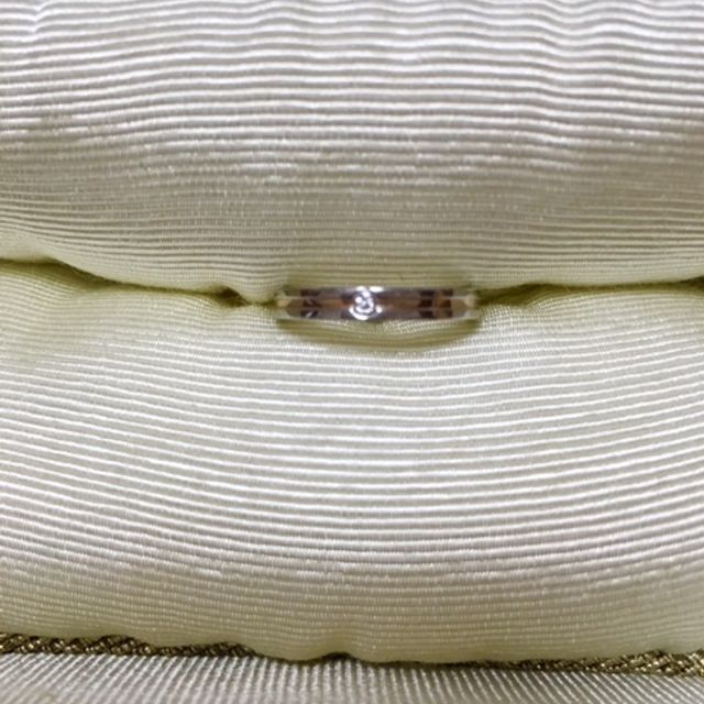 【ete(エテ)の口コミ】 何と言ってもセンターの上品なラインに小粒のダイヤです。普段使いでもさ…