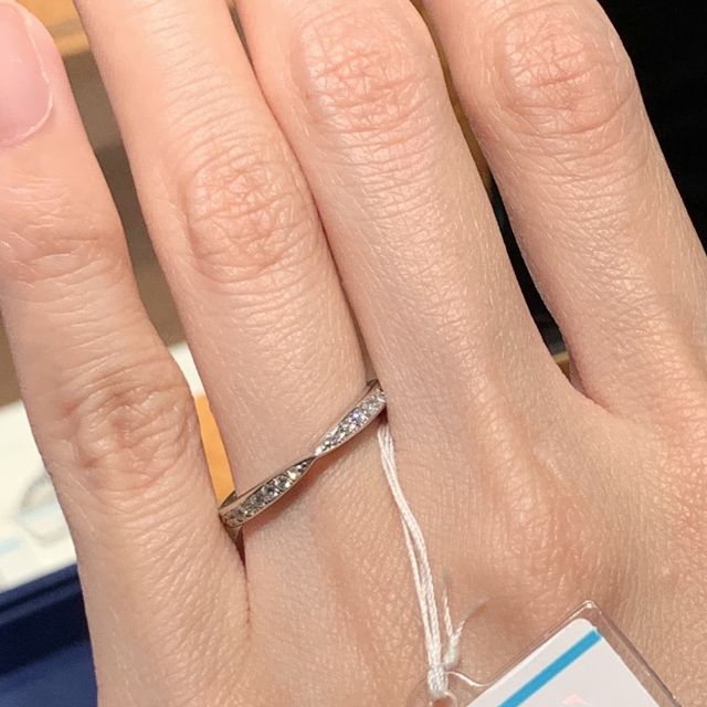 【銀座ダイヤモンドシライシの口コミ】 ダイヤモンドがたくさん入ってるので、少し角度を変えるととてもキラキラ…