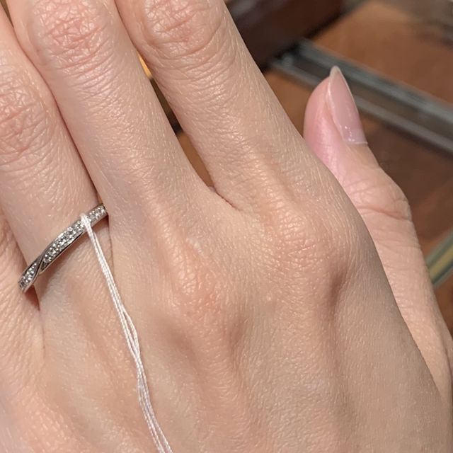 【銀座ダイヤモンドシライシの口コミ】 ダイヤモンドが埋め込まれているためパッとみた瞬間とても華やかです。よ…
