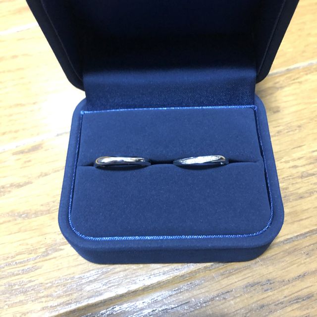 【4℃ BRIDAL(ヨンドシーブライダル)の口コミ】 新郎はシンプルで、丈夫なプラチナの指輪を選びました。
新婦は2020年モデ…