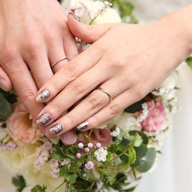 【銀座ダイヤモンドシライシの口コミ】 シンプルだけどデザイン性があると言う点でこちらの指輪に決めました。
奇…