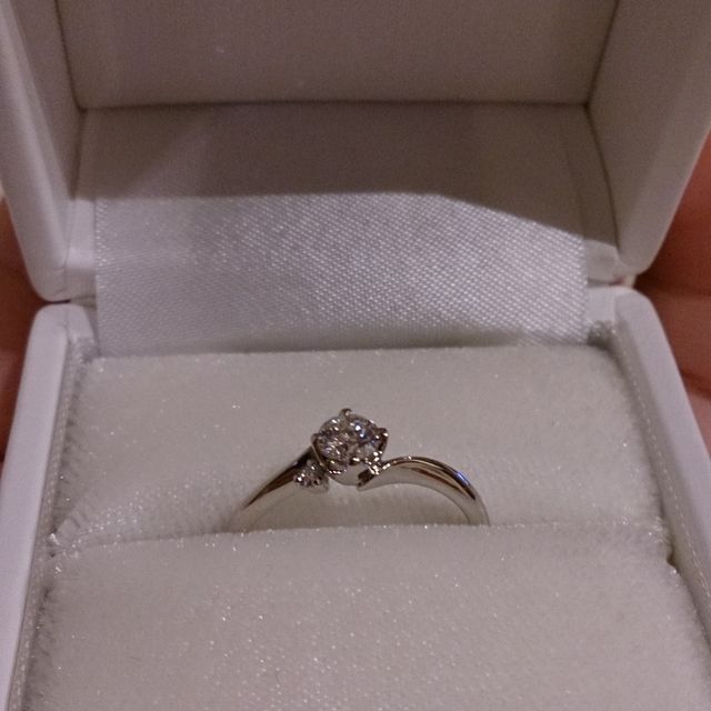 【サマンサティアラブライダル(Samantha Tiara Bridal)の口コミ】 ダイヤが角度によってキラキラ輝き、また小さいダイヤが寄り添うようにつ…