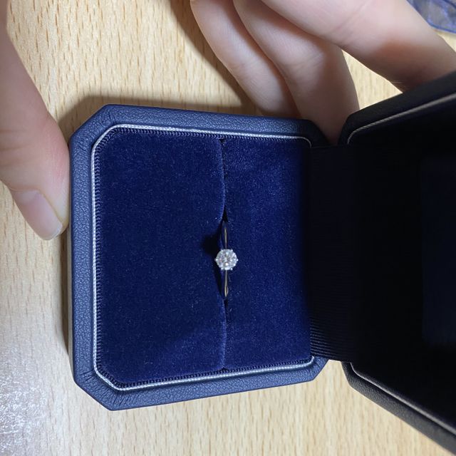 【銀座ダイヤモンドシライシの口コミ】 たくさんの種類の指輪を試着させていただきましたが、その中でもシンプル…