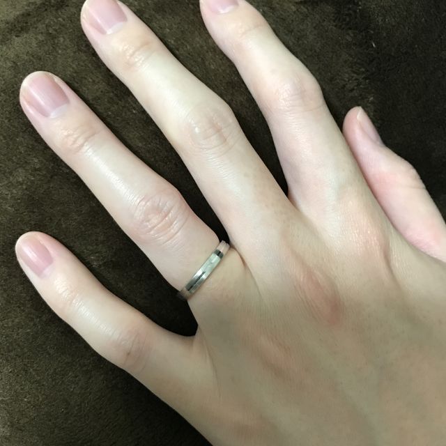 【銀座ダイヤモンドシライシの口コミ】 少しツヤ消しが入ったデザインでシンプルでおしゃれなデザインでした。リ…