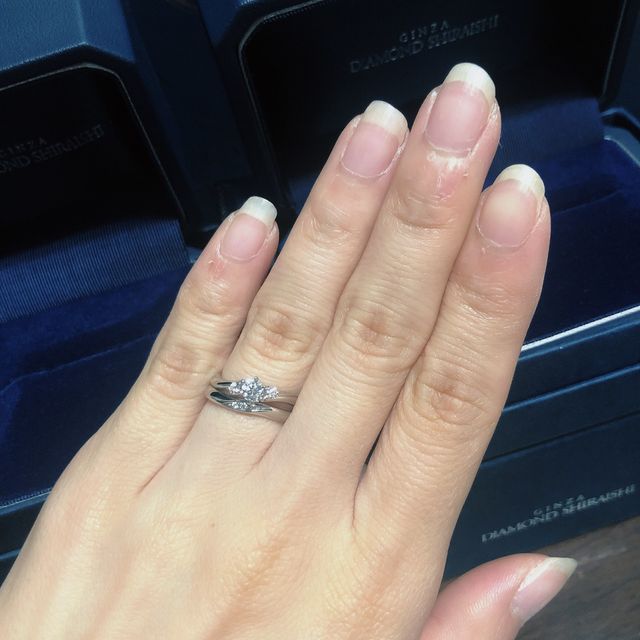 【銀座ダイヤモンドシライシの口コミ】 重ね付けができるもので探していた時に店員さんが持ってきてくださり、一…