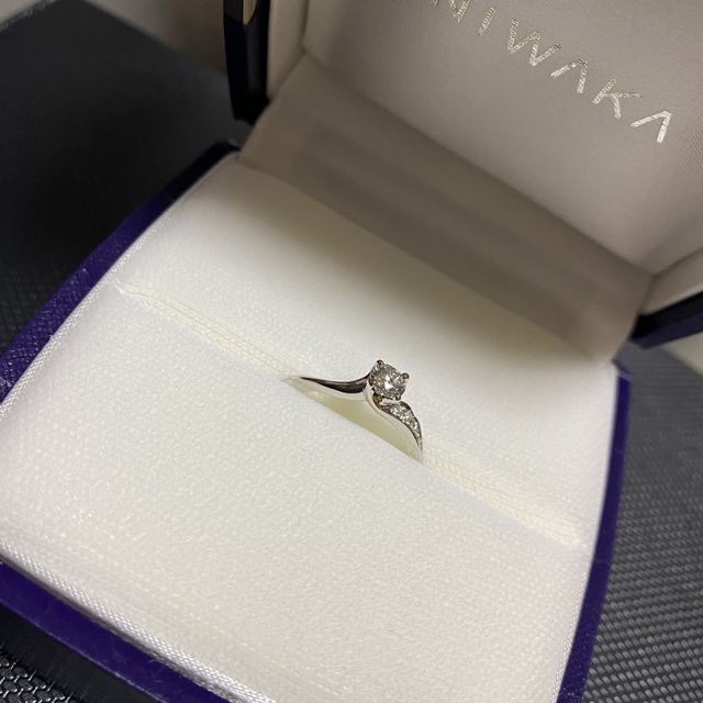 【俄(にわか)の口コミ】 セットリングのように結婚指輪に合わせて購入。
アシンメトリーで他にない…