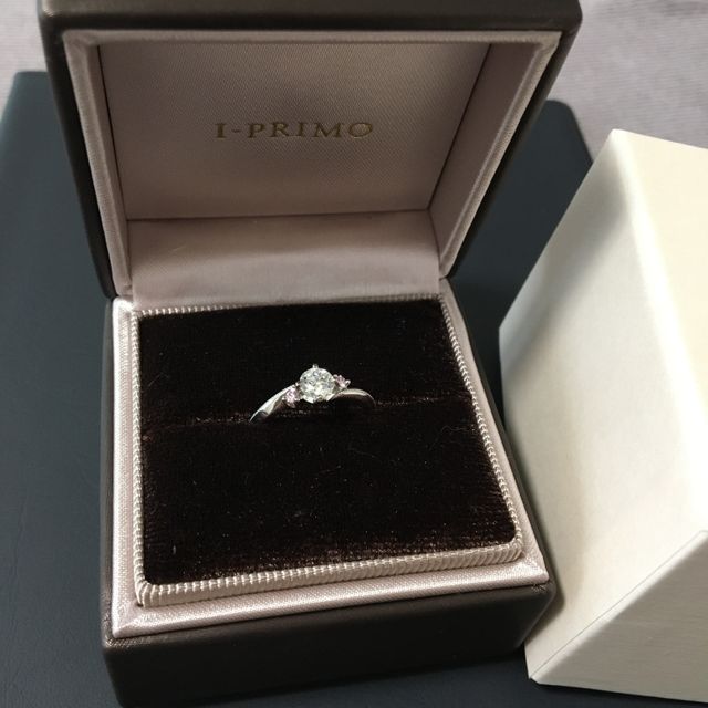 【アイプリモ(I-PRIMO)の口コミ】 指輪のフォルムはウェーブタイプです。中央にメインのダイヤ、その左右に…