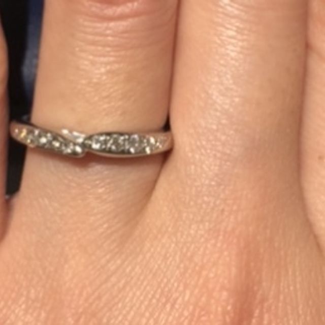 【銀座ダイヤモンドシライシの口コミ】 セットリングの内、結婚指輪のみの写真です。実際のお花をモチーフとして…