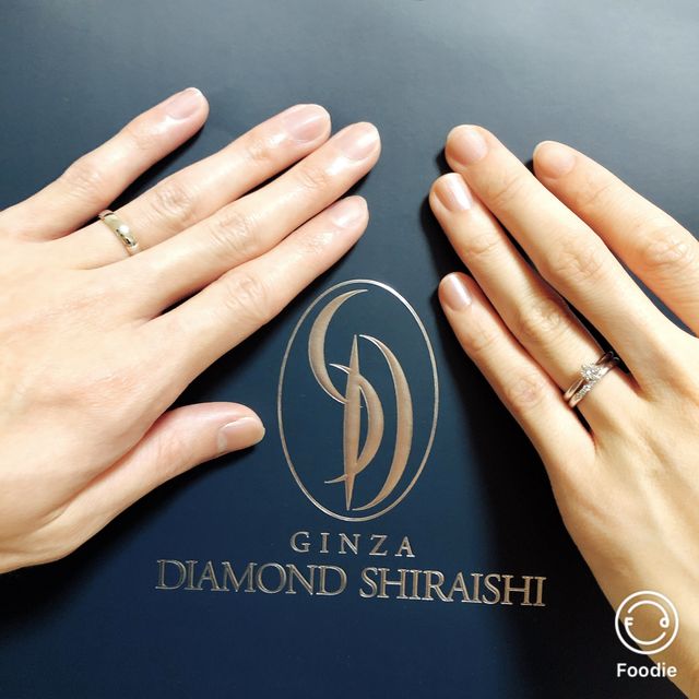 【銀座ダイヤモンドシライシの口コミ】 新婦側は、婚約指輪と結婚指輪がセットリングになっています。結婚指輪に…
