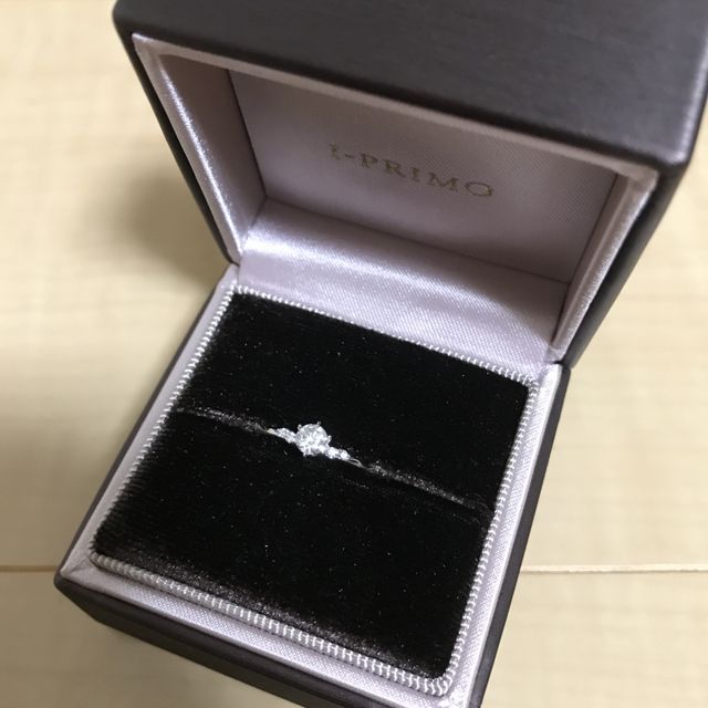 【アイプリモ(I-PRIMO)の口コミ】 婚約指輪は、緩やかなV字の形状が手をきれいに見せてくれるように感じて選…