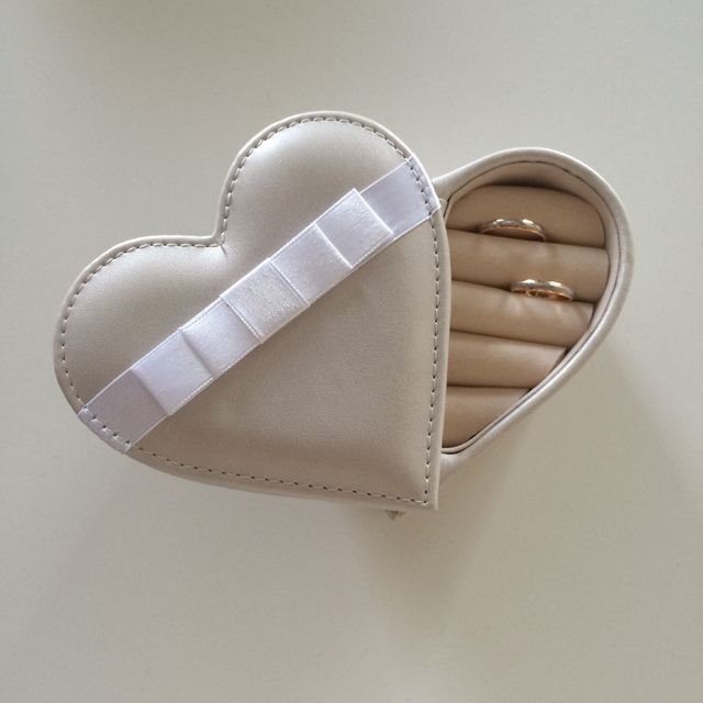 【THE KISS(ザ・キッス)の口コミ】 婚約指輪は予算上買うことができず結婚指輪のみ購入する予定だったので普…