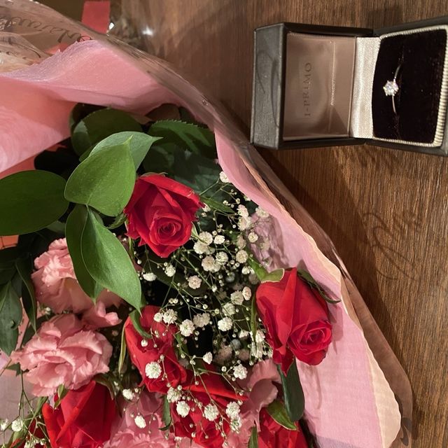 【アイプリモ(I-PRIMO)の口コミ】 ダイヤモンドの形を横からも確認できる。
光の反射と見栄えがとてもよい。…