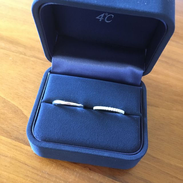 【4℃ BRIDAL(ヨンドシーブライダル)の口コミ】 指輪のデザインと着け心地を重要視しました。二人とも仕事柄、普段は指輪…