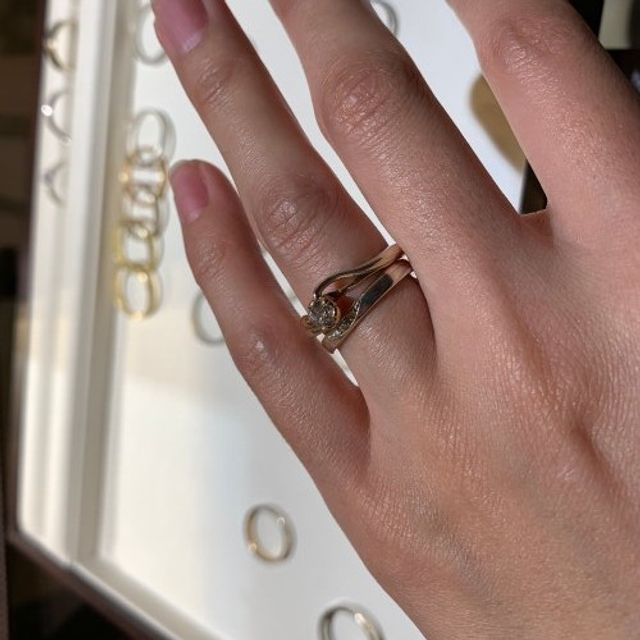 【杢目金屋(もくめがねや)の口コミ】 まずセットリングとして着用した際の華やかな印象が気に入りました。杢目…