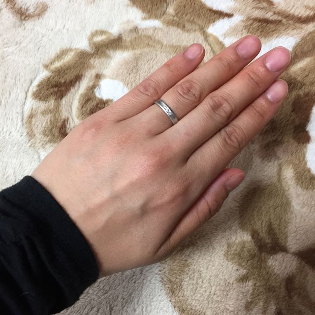 【ジュエリーKANDAの口コミ】 女性側のリングには、ダイヤモンドが施してあり、結婚指輪といえど、毎日…