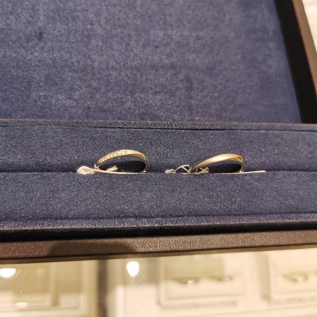 【4℃ BRIDAL(ヨンドシーブライダル)の口コミ】 流れるデザインが気になっていたので、素敵でした。
違うブランドでも似た…