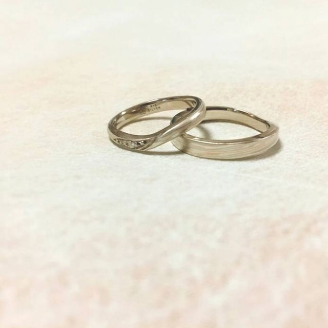【杢目金屋(もくめがねや)の口コミ】 鉄を重ねて木目調の模様がつくというデザインに惚れました。また、ジュエ…
