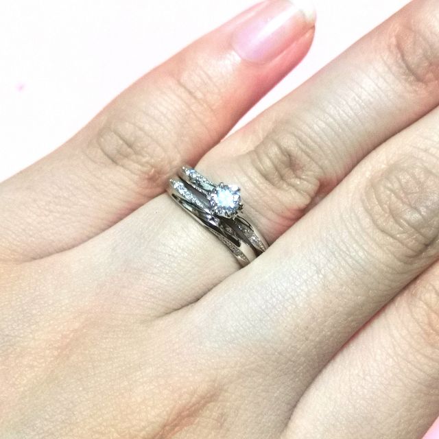 【銀座ダイヤモンドシライシの口コミ】 普段使いもできるシンプルなデザインですが、ダイヤがちりばめられていて…