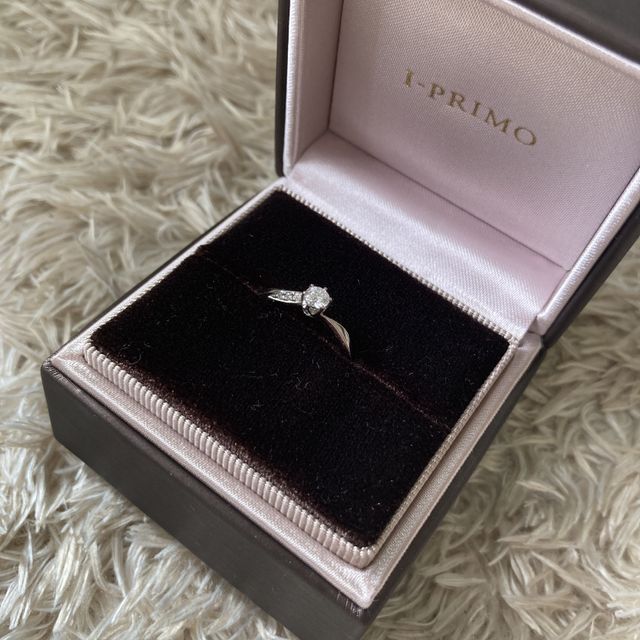 【アイプリモ(I-PRIMO)の口コミ】 店員さんと相談しながら決めました。実際指にはめて手が綺麗に見える所を…