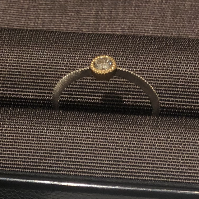 【e.m.の口コミ】 ダイヤのまわりがゴールドで、リングの部分がシルバーでとても可愛いデザ…